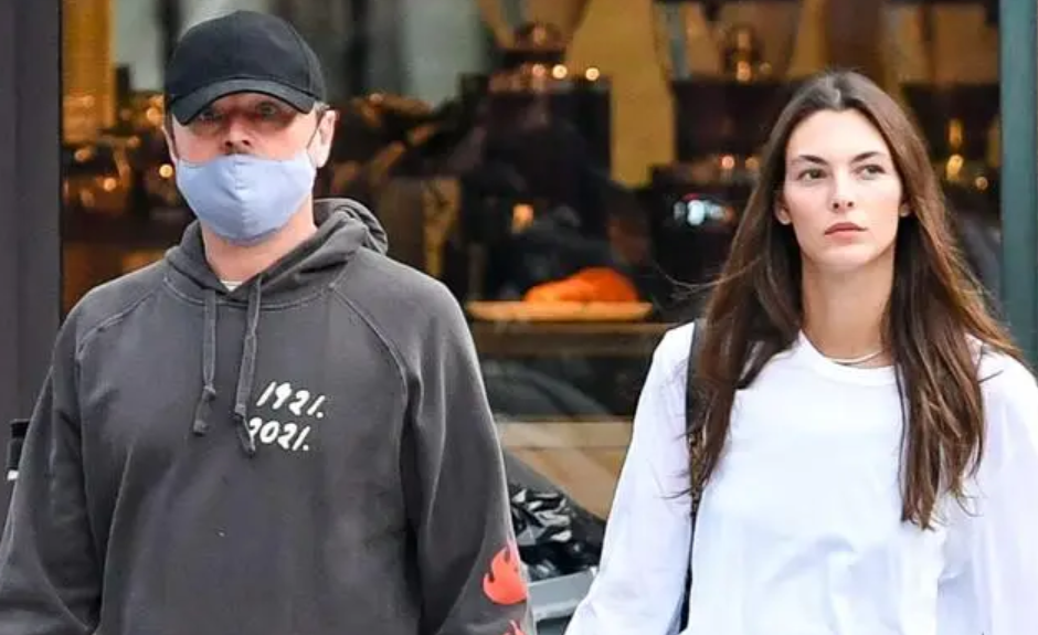 超模维多利亚亮相巴黎时装周恋情再成焦点